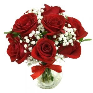 12 rosas no vaso de vidro