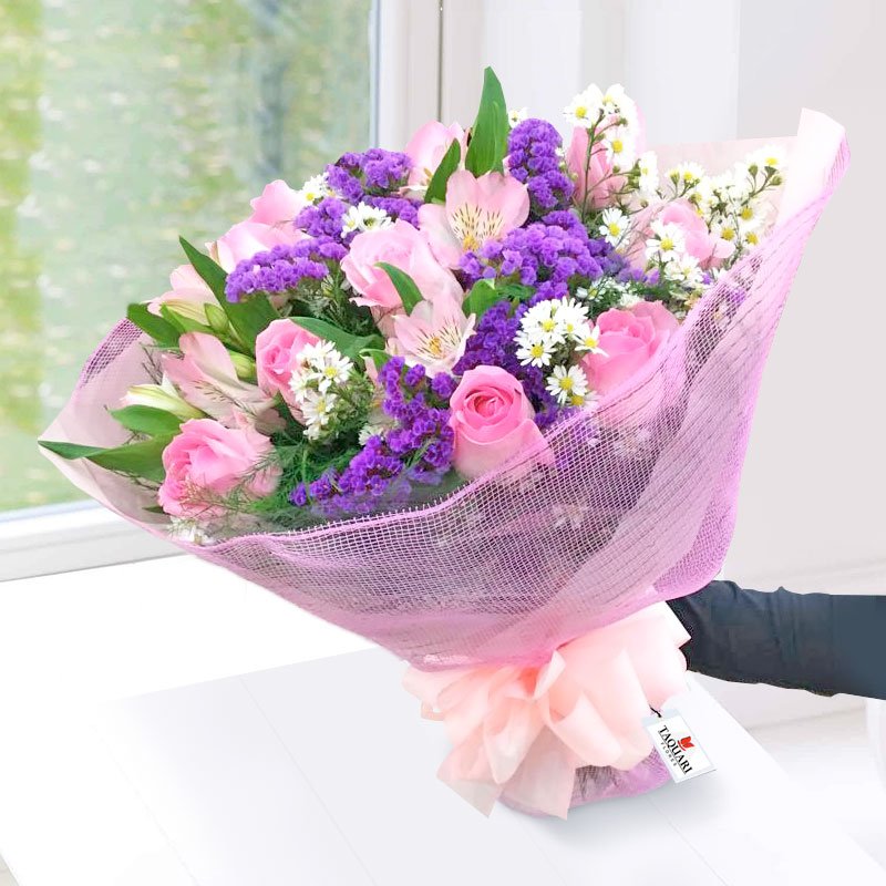 Buque de Flores Com Rosas Cor de Rosa e Flores Lilás