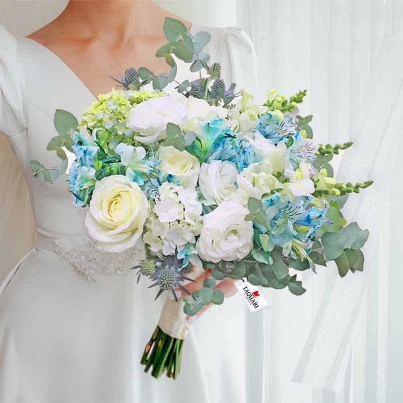 Buque de Noiva Redondo com Flores Azuis e Branca