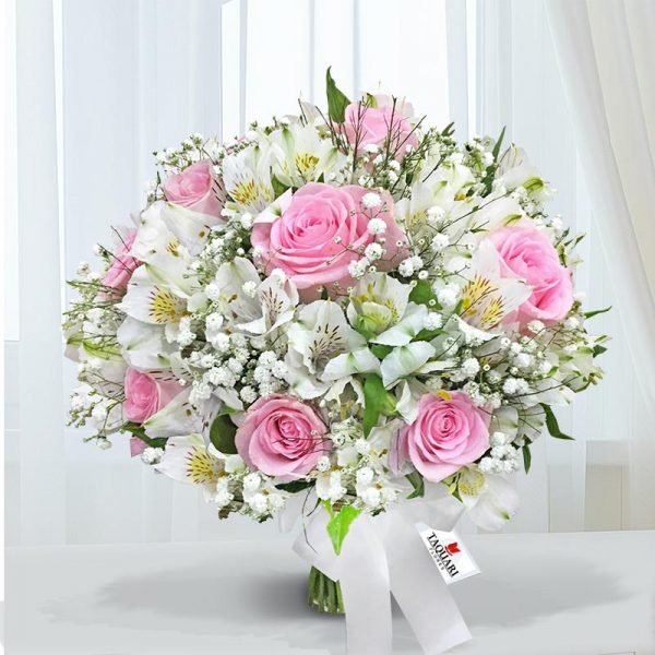 buque de noiva redondo com astromelias brancas e rosas cor de rosa