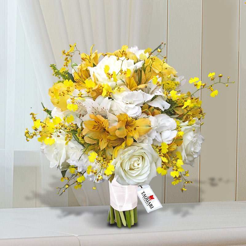Buquê de Noiva Redondo com Flores Brancas e Amarelas